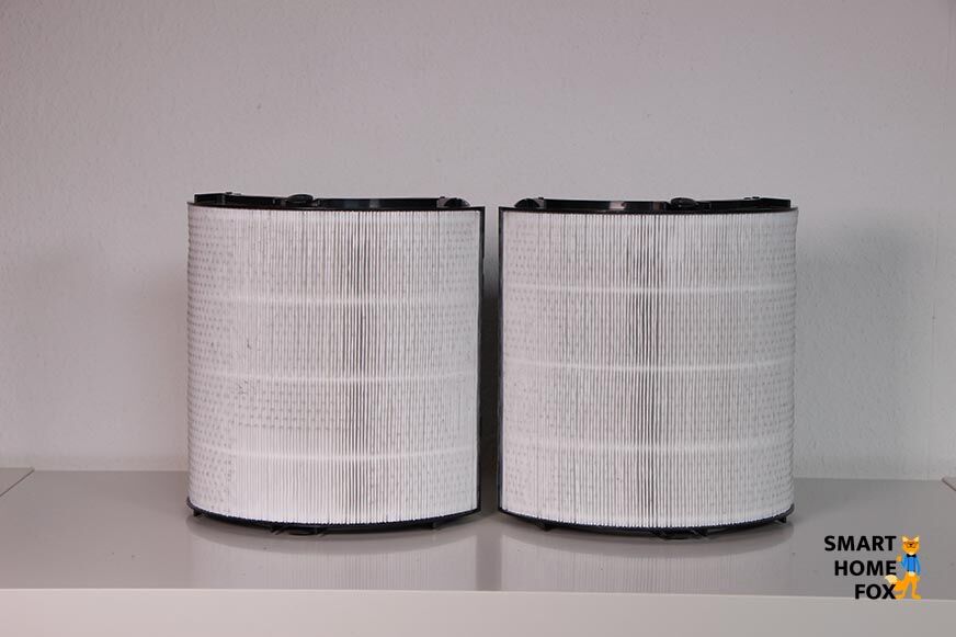 Die beiden HEPA-Filter Einheiten stehen nebeneinander auf einem Regal